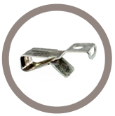 Adaptateur à monter en bords de panneaux pour lanière et/ou support tube